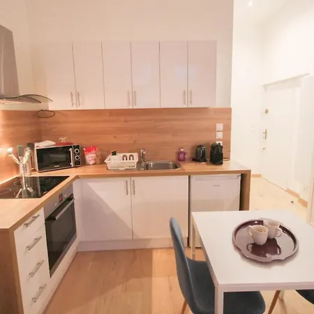 Centre - Superb Equipped Studio!