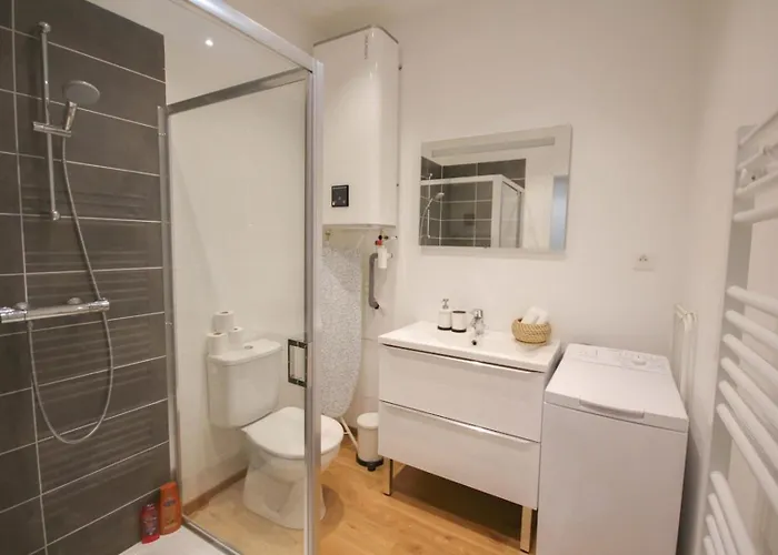 Centre - Superb Equipped Studio! *